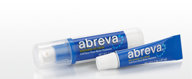 Deux tubes bleus de produits Abreva