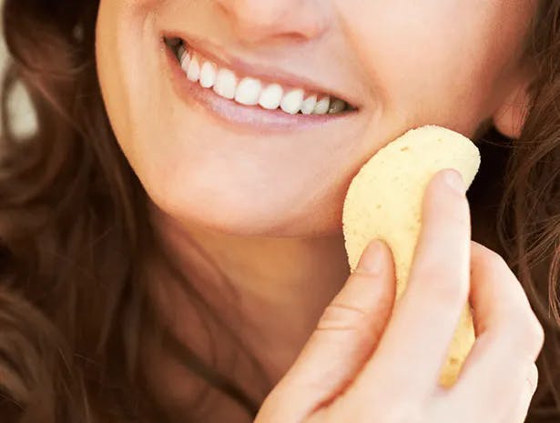 Femme se nettoyant le visage Femme se nettoyant le visage