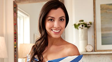 Jeune femme souriante