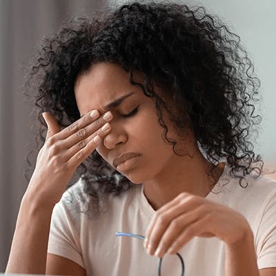 Dor de cabeça frequente pode indicar problemas gástricos?