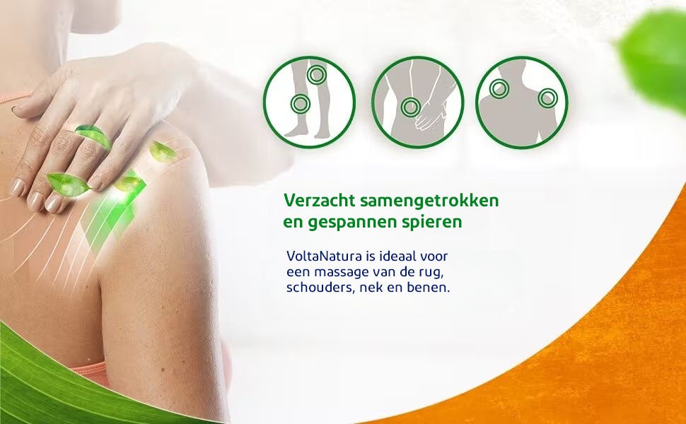 Vrouw met spierspanning in de schouder Vrouw verzacht haar gespannen schouder