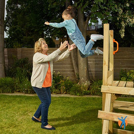 grootmoeder en kleinkind spelen in de tuin