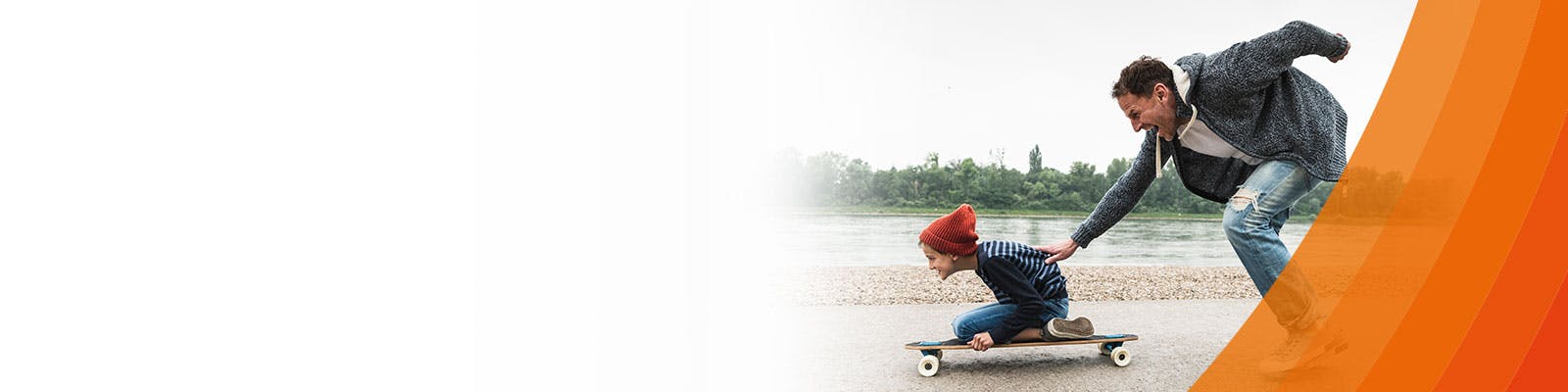 man die zijn zoon op een skateboard duwt zonder kniepijn