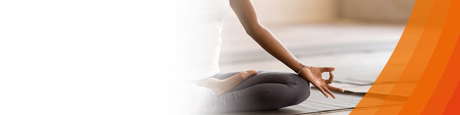 Een vrouw in een yogahouding met gekruiste benen