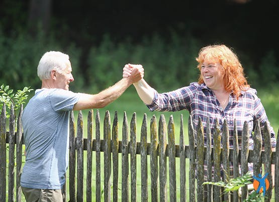 Ein Mann und eine Frau, die auf ein Buch schauen