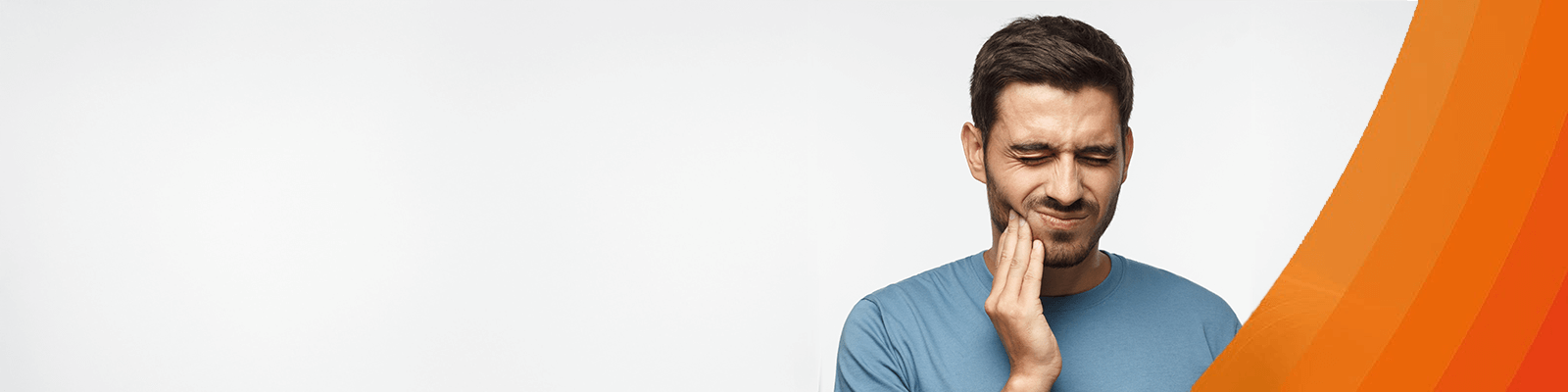 Mann fasst sich wegen Zahnschmerzen an den Unterkiefer.