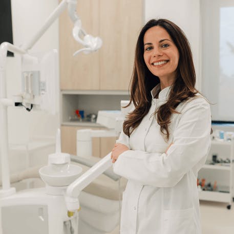 Zahnärztin im Behandlungszimmer.