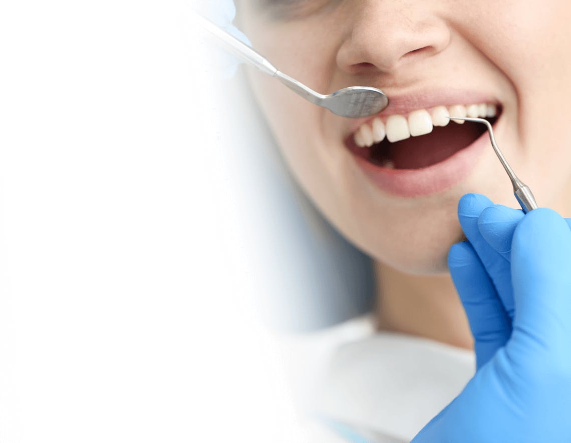 Nahaufnahme einer zahnärztlichen Untersuchung.