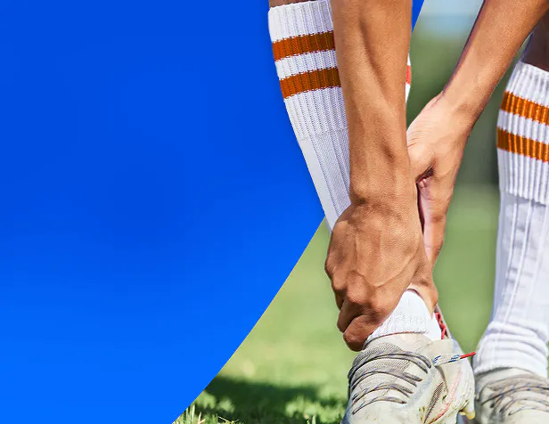 Anwendung von VoltaCool Kühl Gel im Knöchelbereich zur kühlenden Unterstützung nach sportlicher Aktivität und bei belasteten Gelenken
