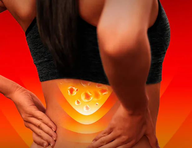 Anwendung von VoltaHeat Wärme Gel im unteren Rückenbereich zur gezielten Lockerung verspannter Muskeln durch wohltuende Wärme.