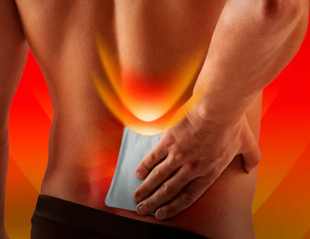 Anwendung des VoltaHeat Wärmepflasters im Rückenbereich für bis zu 8 Stunden therapeutische Tiefenwärme bei Muskelverspannungen.