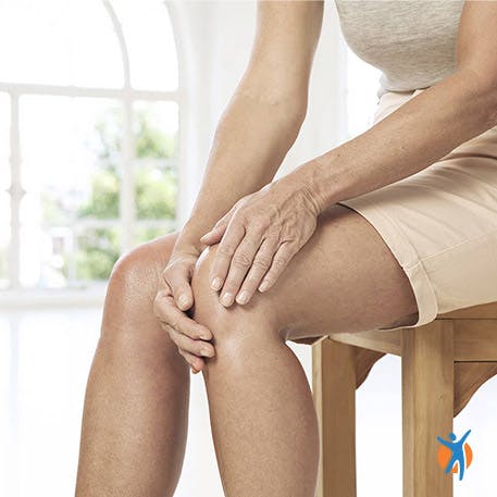 A women with joint pain on her knee