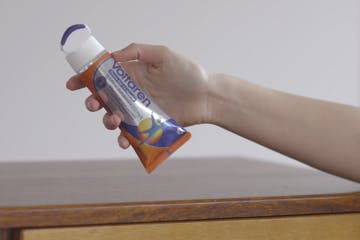 man squeezing out voltaren emulgel from tube