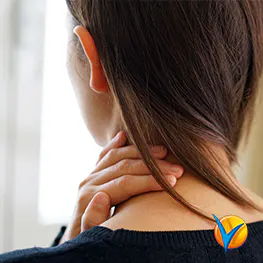 Mujer con dolor de cuello - Voltadol