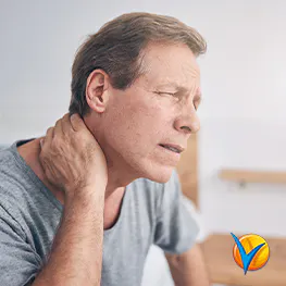 Hombre despertándose con dolor de cuello. - Voltadol