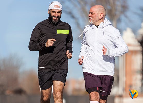 Dos hombres corriendo para mantenerse en forma - Voltadol 