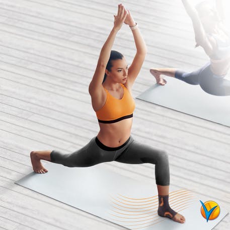 Mujer haciendo yoga con tobillera - Voltadol