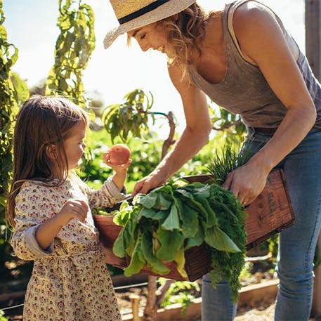 Mujer y niña cuidando del jardín - Voltadol