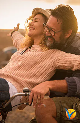 Pareja montando en bicicleta - Voltadol