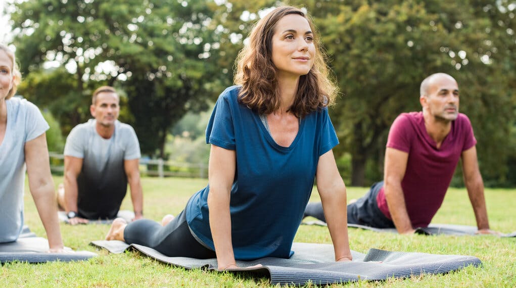 Des gens qui font du yoga