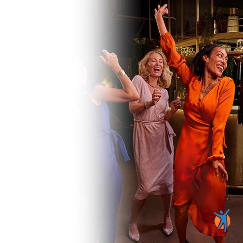 Groupe de femmes riantes dansant dans un bar