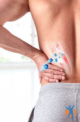 Homme massant son bas du dos avec du gel anti-douleur Voltaren diclofenac