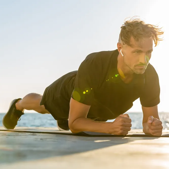 Homme faisant la planche