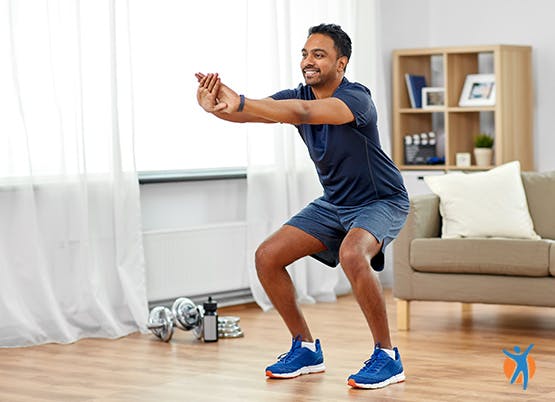 Homem adulto treina exercício de agachamento