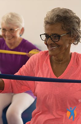 2 mulheres de idade, em aula de ginásio.