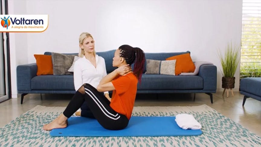 Adulto aplica posição de yogga na sala.