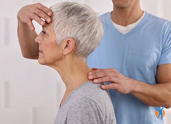 Profissional de saúde acompanha paciente com evidência de dor no pescoço.