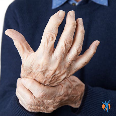Homem de idade com evidência de dor na mão.