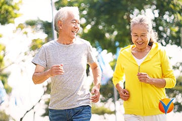 Ett äldre par joggar i soligt väder