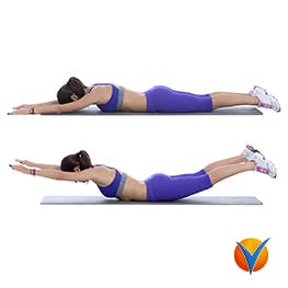 Kvinna ligger på mage och visar en yogaställning som stärker ryggen