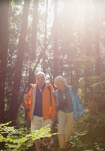 Couple d'âge moyen sur un sentier de randonnée