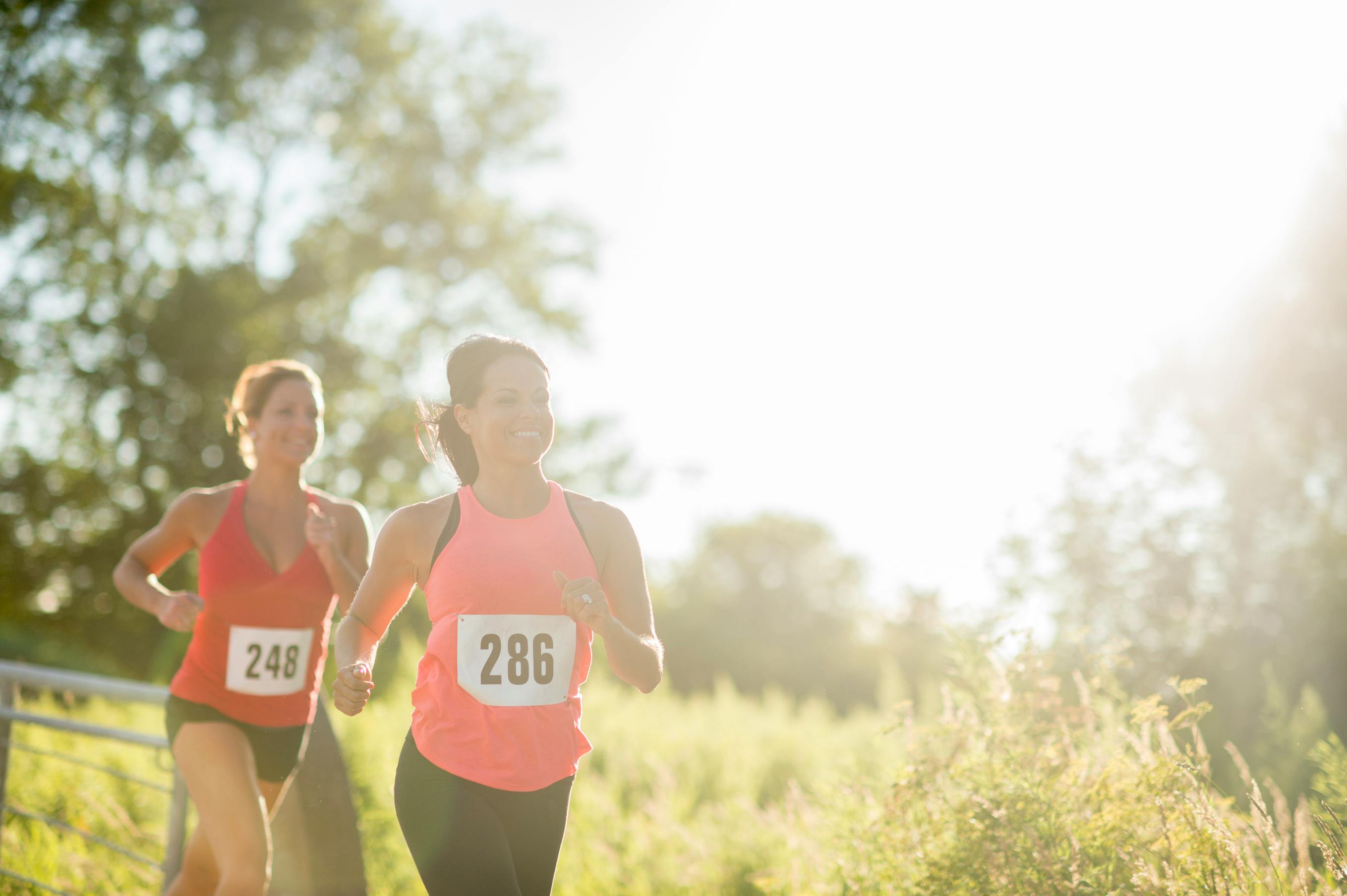 Deux femmes qui participent à une course à l'extérieur Deux femmes qui participent à une course à l'extérieur