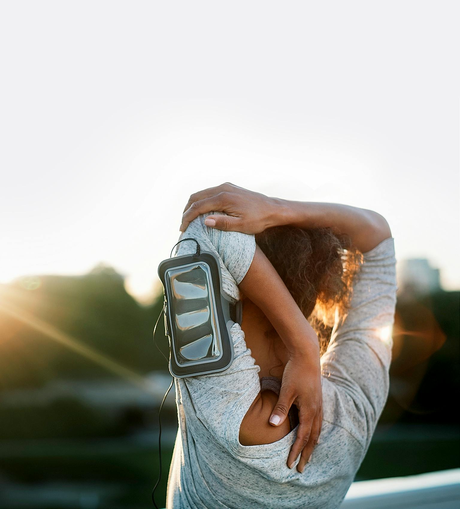Vue arrière d'une femme s'étirant le bras