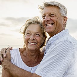 Czym jest ból dla ludzi starszych - para seniorów uśmiecha się i przytula
