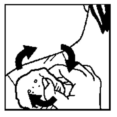 Umeziți emplastrul cu apă