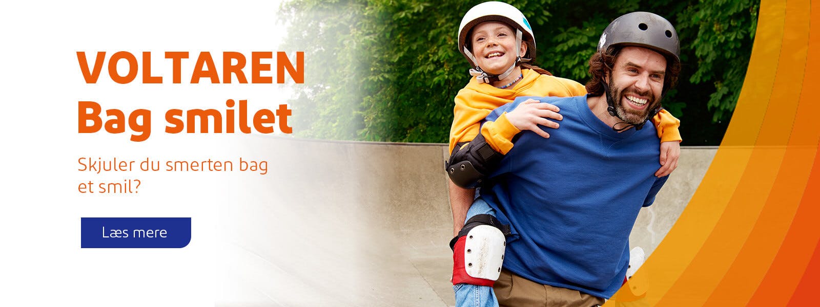 Billedet viser en glad pige med cykelhjelm, der sidder på ryggen af sin far i en skaterpark. De smiler begge to. I teksten til venstre står der "Voltaren Bag smilet. Skjuler du smerten bag et smil? Læs mere.