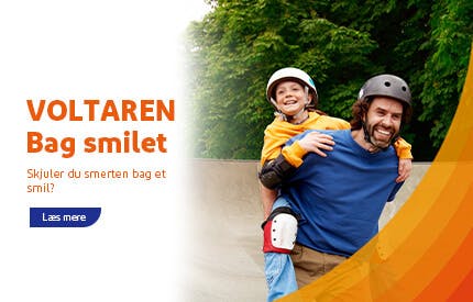 Billedet viser en glad pige med cykelhjelm, der sidder på ryggen af sin far i en skaterpark. De smiler begge to. I teksten til venstre står der "Voltaren Bag smilet. Skjuler du smerten bag et smil? Læs mere.