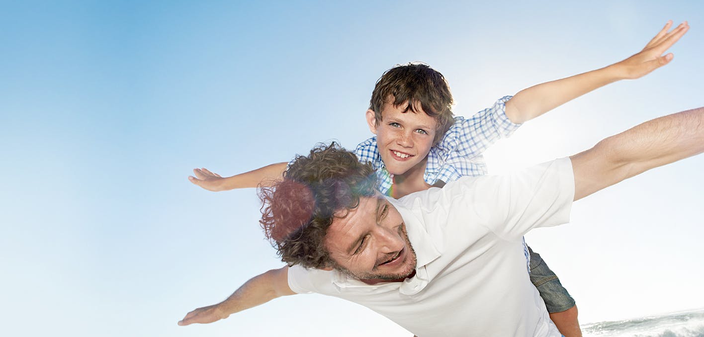 Πατέρας με γιο που παίζουν αεροπλανάκι