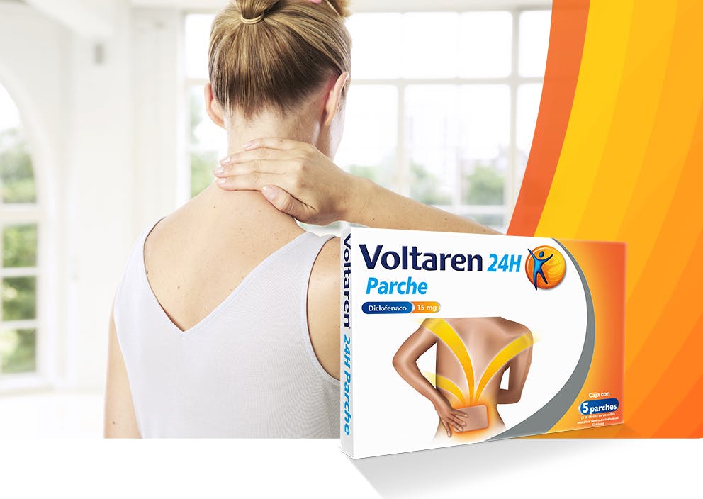 producto voltaren parche con modelo simulando dolor de cuello 