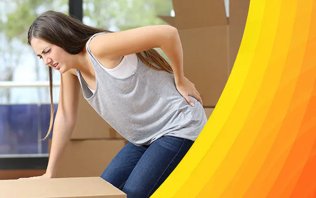 Femme tenant son dos en raison d'une douleur musculaire