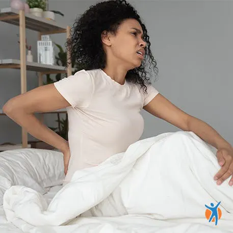 Femme tenant son dos en raison d'une douleur musculaire 