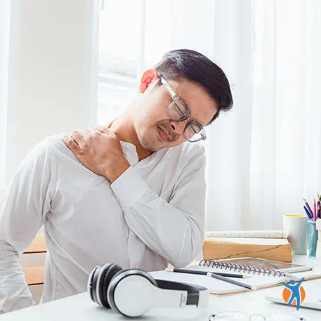 Homme tenant son épaule en raison d'une douleur musculaire 