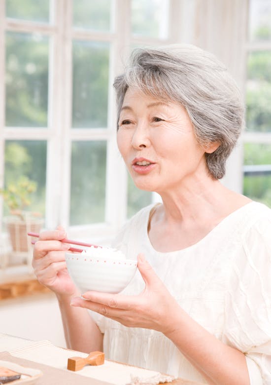 食事をする白髪の女性 食事をする白髪の女性