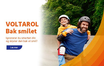 Bildet viser en glad jente med sykkelhjelm som sitter på ryggen til faren sin i en skatepark. De smiler begge to. I teksten til venstre står det "Voltaren Bak smilet. Skjuler du smerten bak et smil? Les mer.