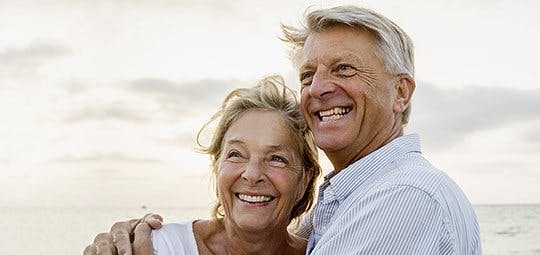 Czym jest ból dla ludzi starszych - para seniorów uśmiecha się i przytula