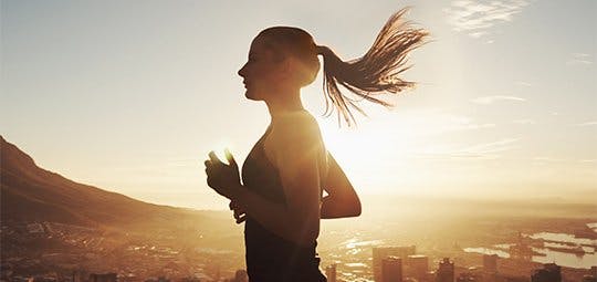 Ćwiczenia i Twoje ciało - biegnąca dziewczyna na tle zachodzącego słońca